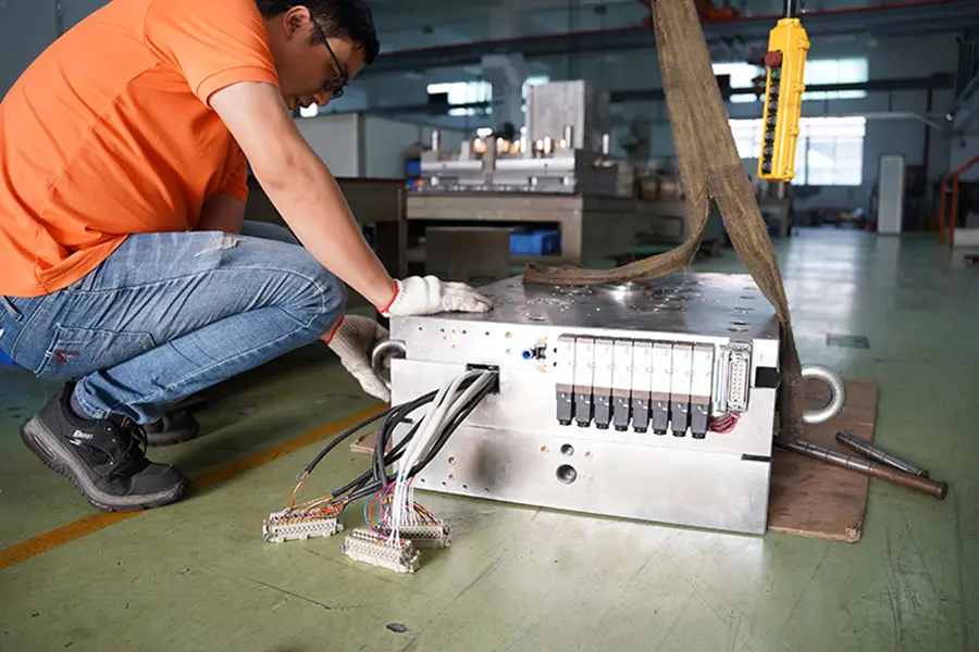 Assembly and fitting of an injection mold